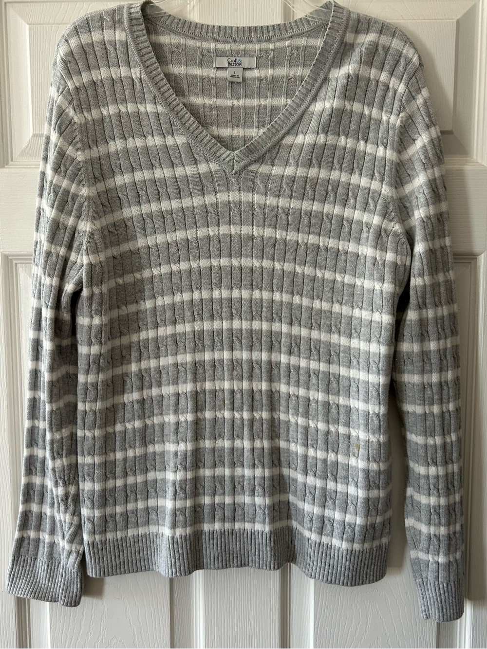 Croft & Barrow Gray & White V-Neck Ribbed Women’s Sweater